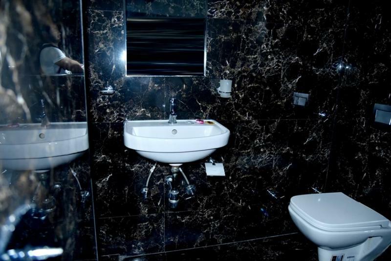 Hotel Royal Classic Bareilly Buitenkant foto