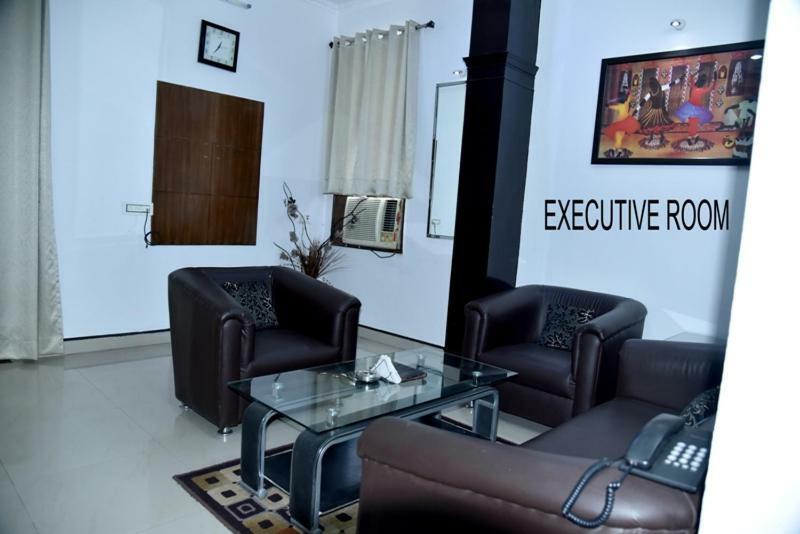 Hotel Royal Classic Bareilly Buitenkant foto