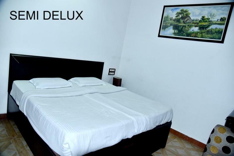 Hotel Royal Classic Bareilly Buitenkant foto
